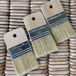 Pędzle typu Spalter szerokości 70 mm, grubości 8 mm, z mieszanki szczeciny naturalnej (37%) i sztuczne j(63%) widocznej długości 55 mm, z uchwytami z litego drewna bukowego. 