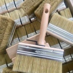 Pędzle Tapetowe T140 z mieszanki szczeciny naturalnej (43%) i sztucznej (57%) widocznej długości 52 mm, z czarnymi plastikowymi zaczepami w kpl, pakowane po 126 szt.