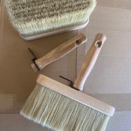 Pędzle Ławkowce Ł190 z mieszanki szczeciny naturalnej (37%) i sztucznej (63%) widocznej długości 71 mm, z czarnymi plastikowymi zaczepami w kpl, pakowane po 42 szt. 