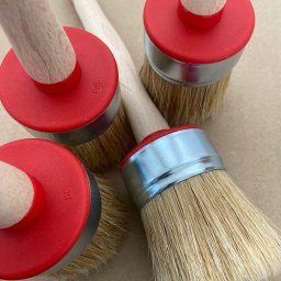 Pędzle Okrągłe średnicy 50 mm z naturalnej szczeciny widocznej długości 46 mm, z trzonkami bukowymi z otworem do zawieszania, pakowane po 220 szt. 