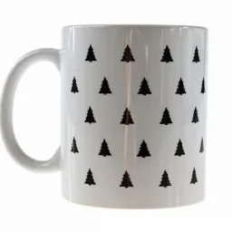 Biały kubek z powtarzalnym wzorem czarnych choinek na białym tle.