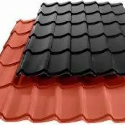 Dwa arkusze blachodachówki: czerwony i czarny, ułożone warstwowo, prezentujące profil i kolorystykę.