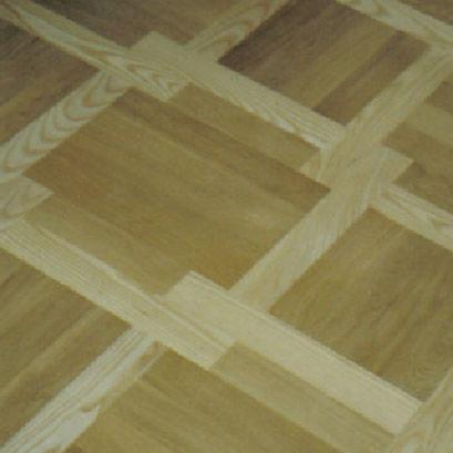 Parkiet w jasnych odcieniach drewna, ułożony we wzór kwadratów i pasów. Widok z góry, ukazujący detale słojów i łączeń. Klasyczny i elegancki design podłogi.