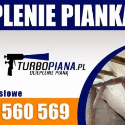 Grafika reklamowa firmy ocieplającej pianką PUR: poddasze z widoczną drewnianą konstrukcją pokrytą warstwą białej piany, logo firmy i numer telefonu.