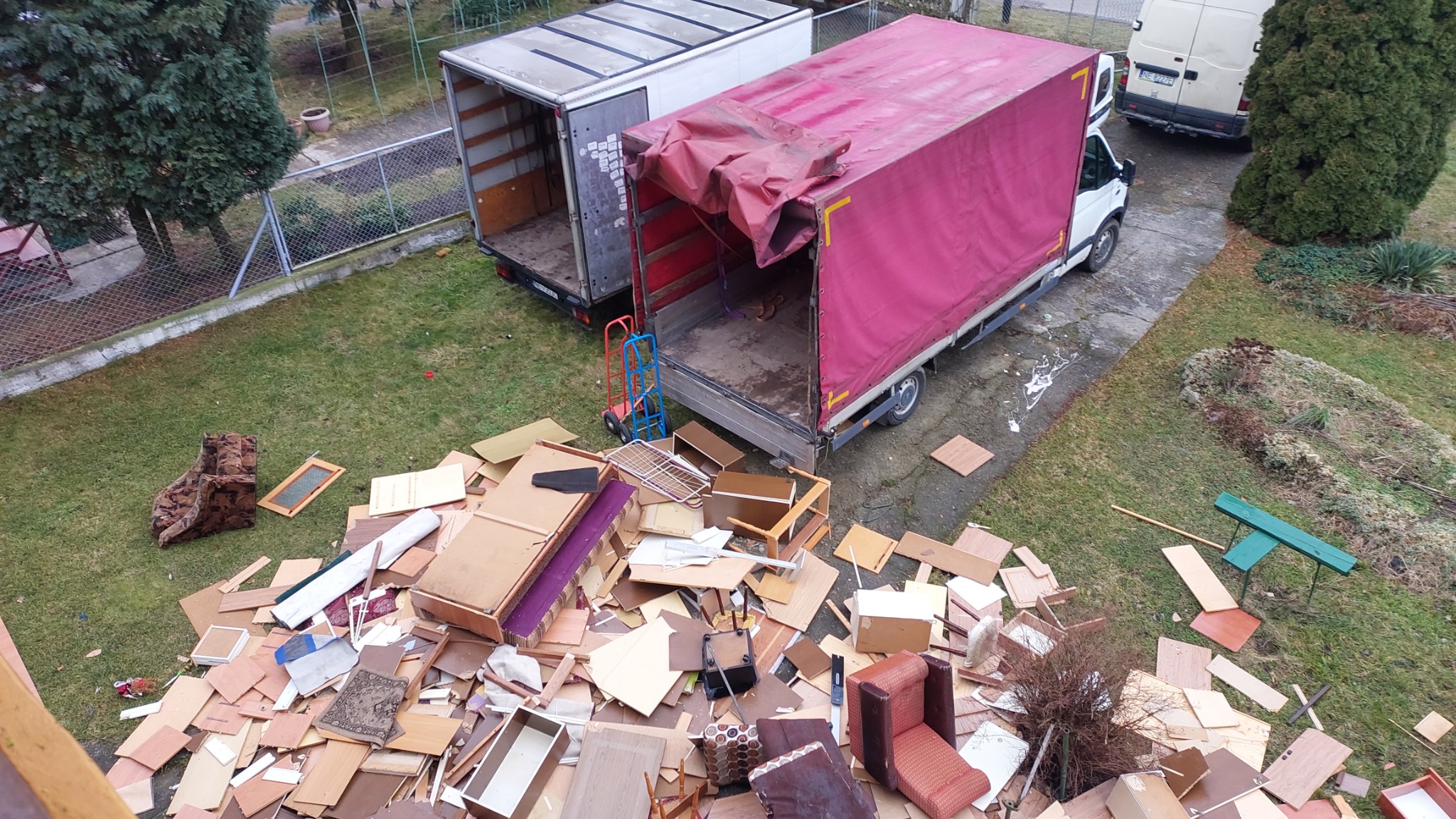 Wywoz odpadów i czyszczenie mieszkań.