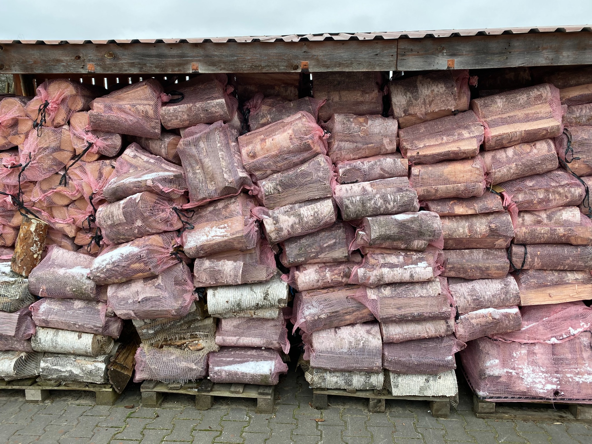 Drewno kominkowe w workach.