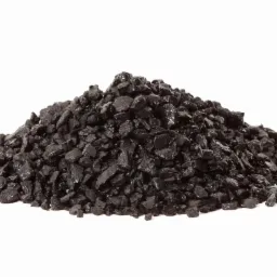 Kupa błyszczącego, czarnego węgla kamiennego na białym tle, z widocznymi licznymi, nieregularnymi bryłkami.