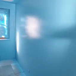 Wnętrze pokoju po nałożeniu jasnoniebieskiej warstwy wykończeniowej, okno zabezpieczone folią malarską, widoczne fragmenty kartonów ochronnych na podłodze.