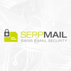 Grafika logo SEPPmail z ikoną zielonej kartki z kłódką i napisem Swiss E-mail Security na tle schematu płyty głównej w odcieniach szarości. Ochrona poczty elektronicznej.