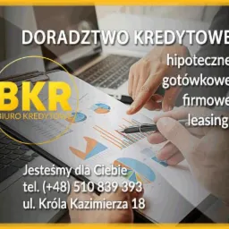Dwie osoby analizują wykresy na dokumencie, obok widoczne laptopy, w tle napis 'Doradztwo Kredytowe' oraz logo firmy 'BKR Biuro Kredytowe'.