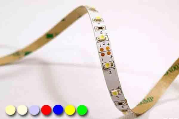Elastyczna taśma LED z widocznymi diodami, warstwą samoprzylepną 3M i paletą kolorów na dole.
