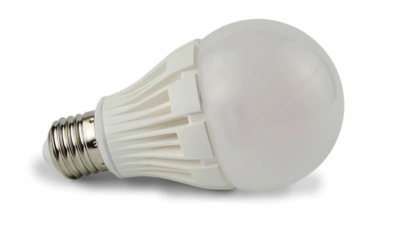 Żarówka LED z gwintem E27, leżąca na białym tle, z widoczną strukturą radiatora.