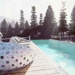 Nowoczesny basen bez krawędzi z turkusową wodą, otoczony drewnianym tarasem z białymi, ażurowymi fotelami i widokiem na las oraz góry w tle.