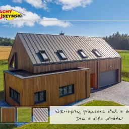 Dom w stylu stodoły z dachem z blachy na tle błękitnego nieba, widoczne okna dachowe, elewacja drewniana, logo firmy w górnym rogu.