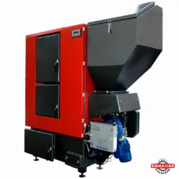 Nowoczesny, czerwono-czarny piec na paliwo stałe z podajnikiem, widoczny sterownik i silnik. Piec marki Banasiak, Goluchow na białym tle.