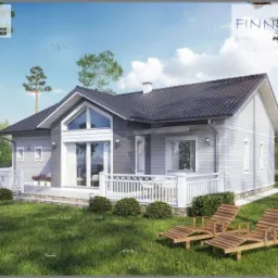 Elegancki, parterowy dom z szarymi ścianami i ciemnym dachem, z dużym oknem trójkątnym w szczycie, białymi detalami wykończeniowymi, przestronnym tarasem z białymi barierkami i dwoma drewnianymi...