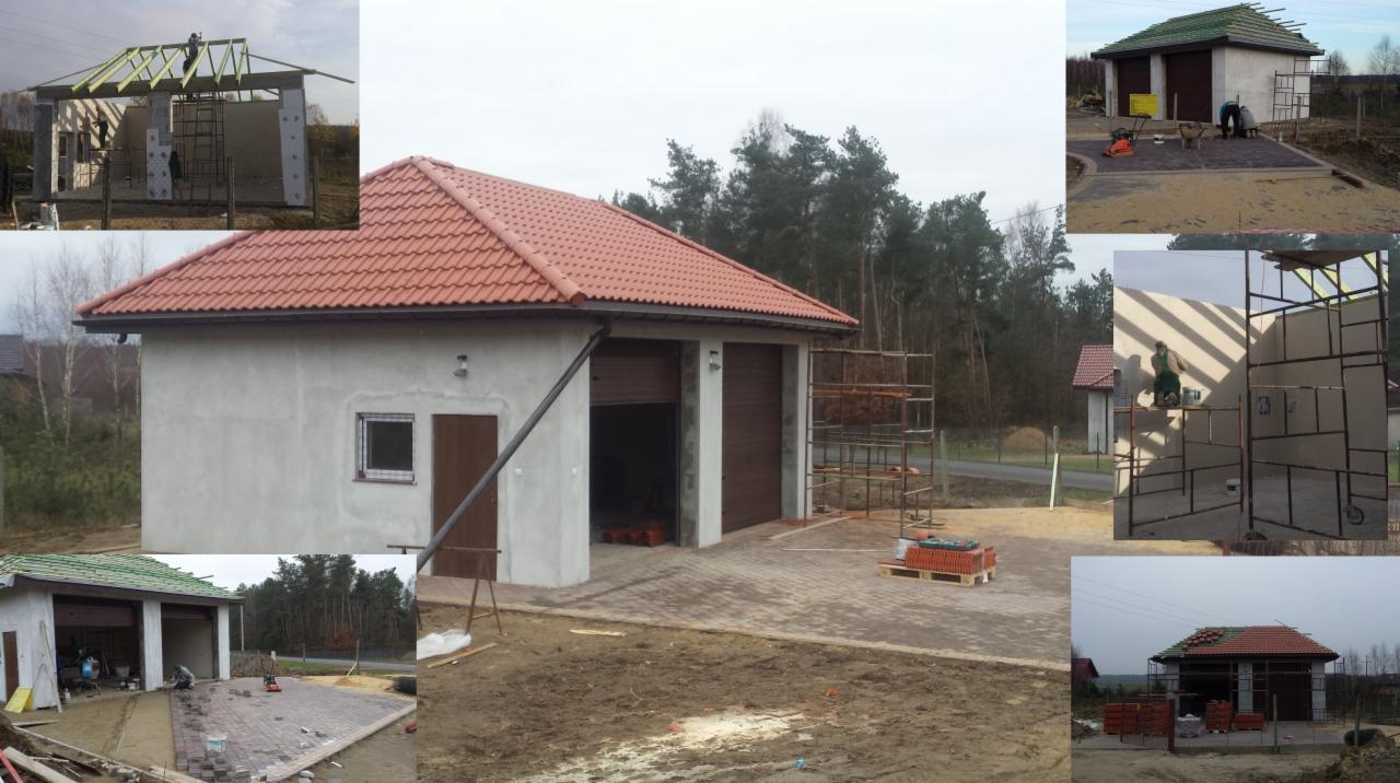 Budowa garażu dwustanowiskowego z czerwoną dachówką: stan surowy, tynkowanie w toku, układana kostka brukowa na podjeździe. Widoczne rusztowania i materiały budowlane.