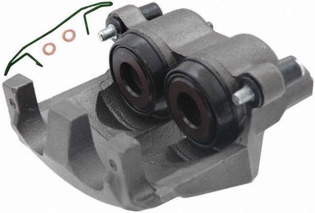 Szary, żeliwny zacisk hamulcowy z dwoma tłoczkami, śrubami i uszczelkami na białym tle. Widoczny z bliska, pod kątem.