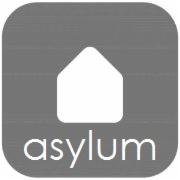 Szary kwadrat z zaokrąglonymi rogami, wewnątrz biały symbol domu i napis 'asylum' poniżej. Minimalistyczny design logo.