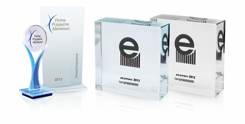 Kryształowe statuetki i wyróżnienia dla firm z branży e-commerce, w tym nagroda 'Firma Przyjazna Klientowi' DreamCommerce z 2013 roku oraz nagrody z targów e-komers 2012 i 2013, prezentowane...
