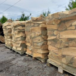 Ściśle ułożone drewno kominkowe - najwyższa jakość!