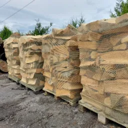 Ściśle ułożone drewno kominkowe - najwyższa jakość!
