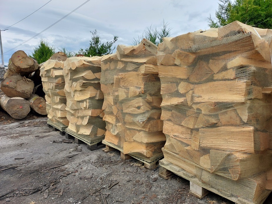 Ściśle ułożone drewno kominkowe - najwyższa jakość!