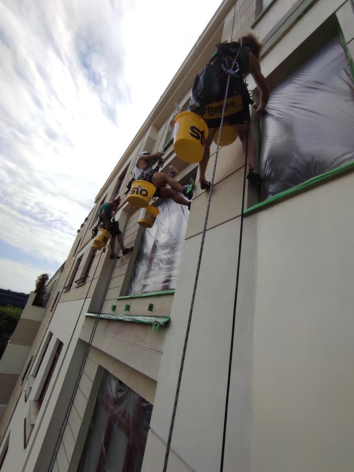 Malowanie elewacji - metodą alpinistyczną