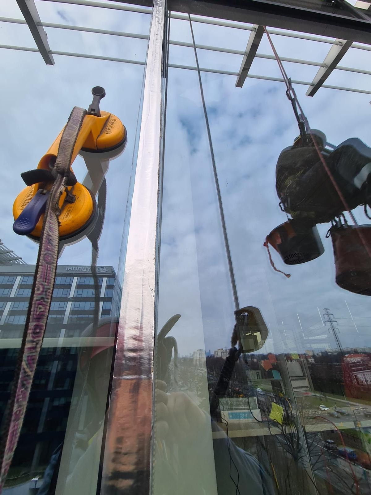 Doszczelnieni fasady szklanej