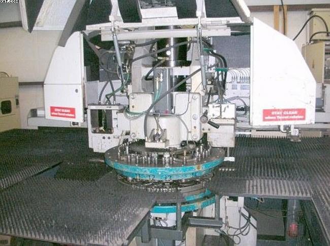 Detale prasy rewolwerowej Behrens CB20 z widocznym okrągłym magazynem narzędzi i obszarem roboczym z perforowaną powierzchnią.