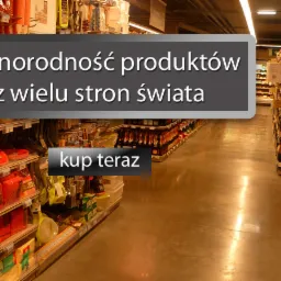 Wnętrze sklepu z regałami wypełnionymi różnorodnymi produktami z różnych stron świata, z nakładką tekstową 'Różnorodność produktów z wielu stron świata' i 'kup teraz'.