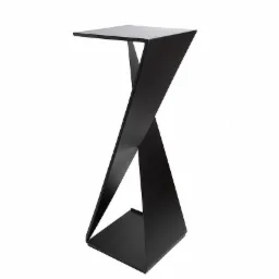 Czarny, metalowy stolik o geometrycznej konstrukcji z blatem w kształcie kwadratu i podstawą w kształcie ostrosłupa, połączonymi skręconą, płaską, metalową nogą.