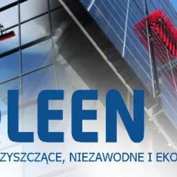 Systemy czyszczące QLEEN w akcji: szczotka na teleskopowym wysięgniku myje panele słoneczne na tle szklanej fasady biurowca, systemy niezawodne i ekonomiczne.