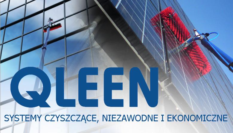 Systemy czyszczące QLEEN w akcji: szczotka na teleskopowym wysięgniku myje panele słoneczne na tle szklanej fasady biurowca, systemy niezawodne i ekonomiczne.