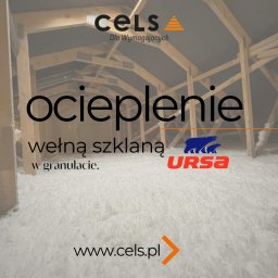 CELS Mariusz Butkiewicz - Grafika reklamowa ocieplenia wełną szklaną w granulacie, widoczne drewniane elementy konstrukcji dachu i biała warstwa izolacji, logo firmy CELS i URSA.
