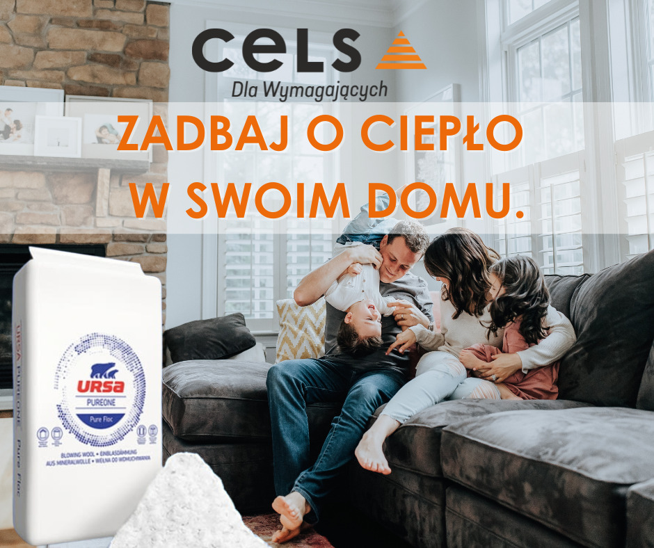 Opakowanie wełny mineralnej Ursa Pureone oraz pryzma materiału izolacyjnego na pierwszym planie, w tle rodzina z dziećmi na kanapie w jasnym salonie z kominkiem i dużymi oknami, hasło reklamowe...