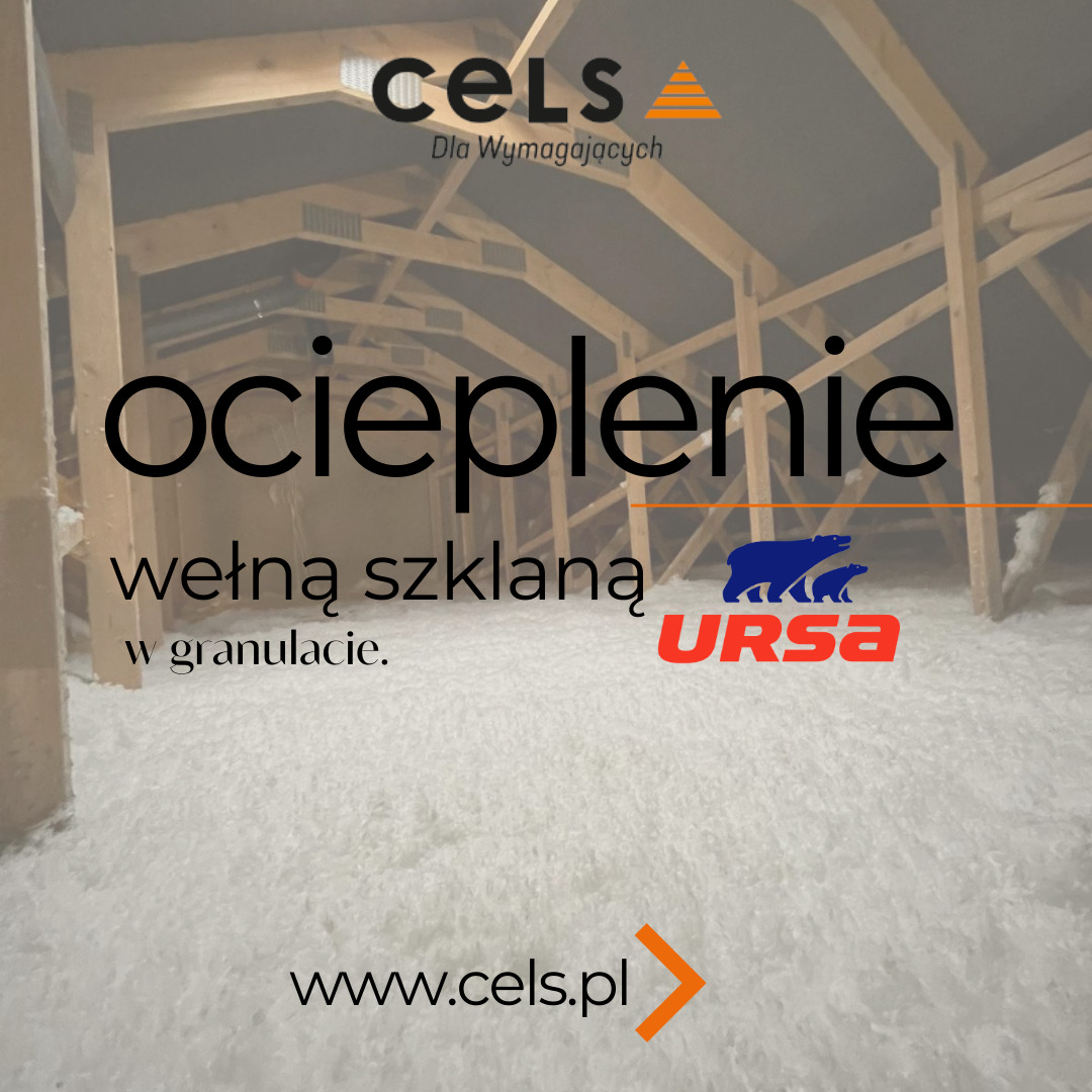 Grafika reklamowa ocieplenia wełną szklaną w granulacie, widoczne drewniane elementy konstrukcji dachu i biała warstwa izolacji, logo firmy CELS i URSA.
