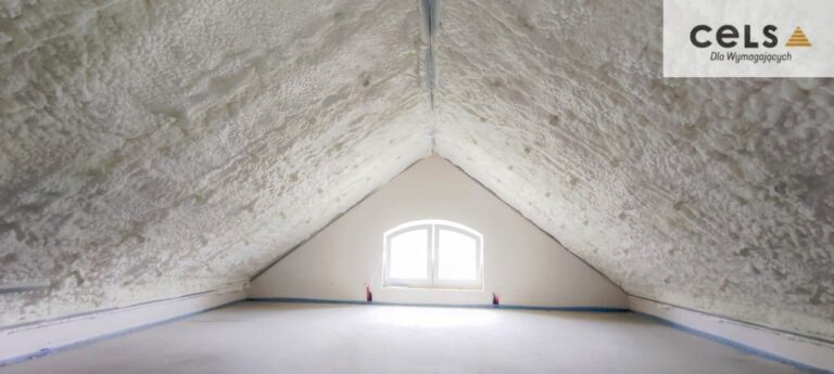 Poddasze po ociepleniu, pokryte nieregularną warstwą piany, widoczne okno szczytowe i logo firmy CELS w prawym górnym rogu.