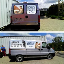 Srebrny samochód dostawczy z reklamą firmy dekarskiej, prezentujący logo i zdjęcie dekarza przy pracy na dachu.