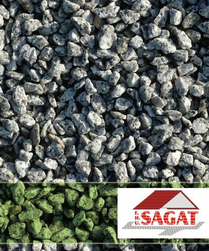 Góra białoszarego grysu granitowego, dół zielony grys z logo FHU SAGAT. Materiał budowlany do ogrodu i na podjazdy, prezentacja oferty firmy.