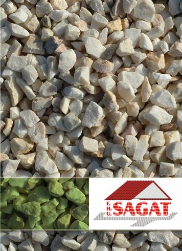Białe i zielone kamienie dekoracyjne, na dole widoczne logo firmy SAGAT z czerwoną dachówką. Kamień o nieregularnych kształtach, oświetlony z góry.