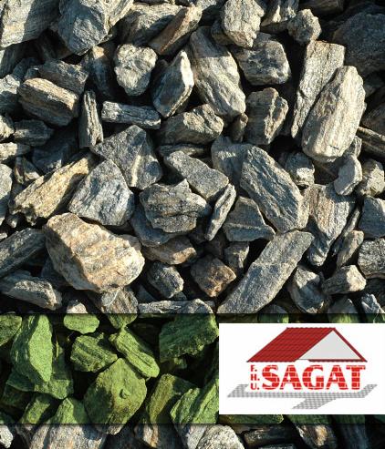 Góra szarych kamieni ozdobnych z zielonymi akcentami w dolnej części kadru, obok logo firmy z czerwoną dachówką. Drobne kamienie dekoracyjne.