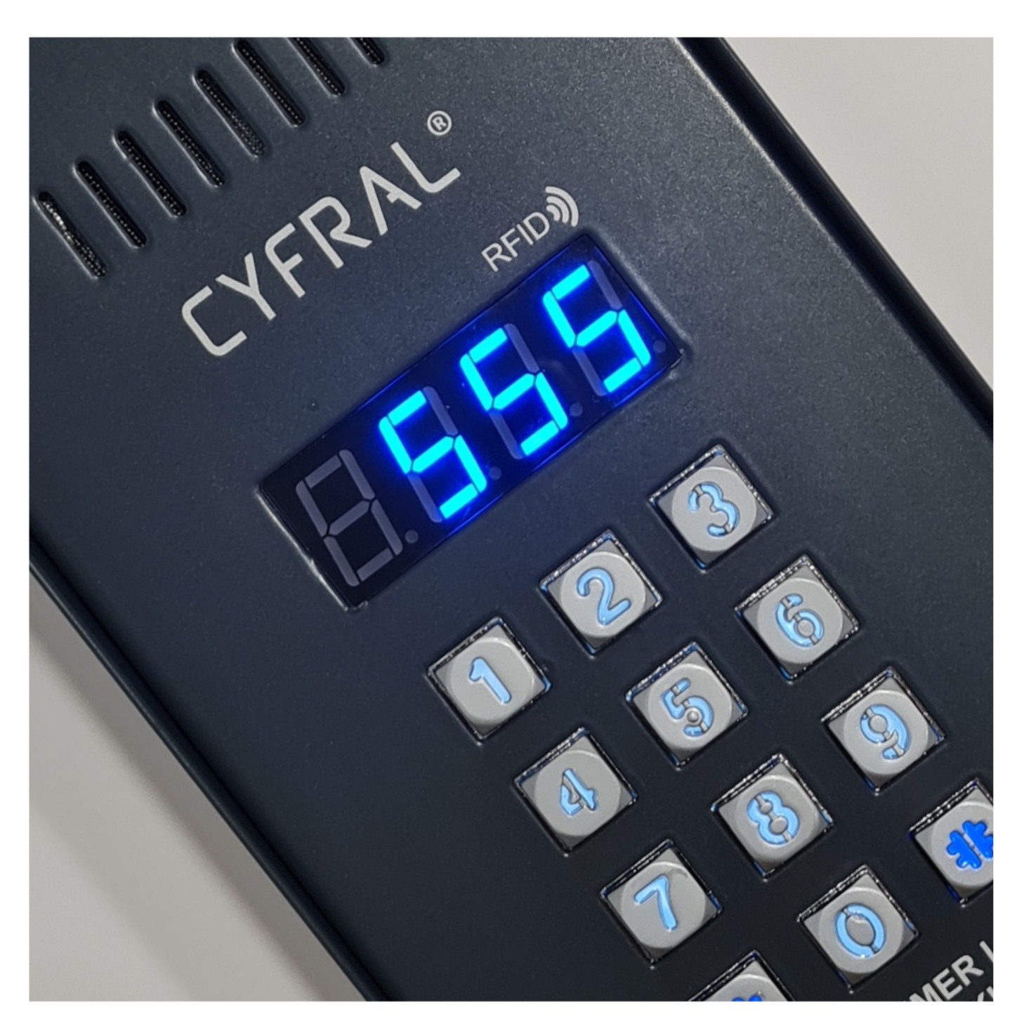 Zbliżenie na panel numeryczny z wyświetlaczem LED i czytnikiem RFID marki CYFRAL, osadzony w obudowie w kolorze antracytowym.