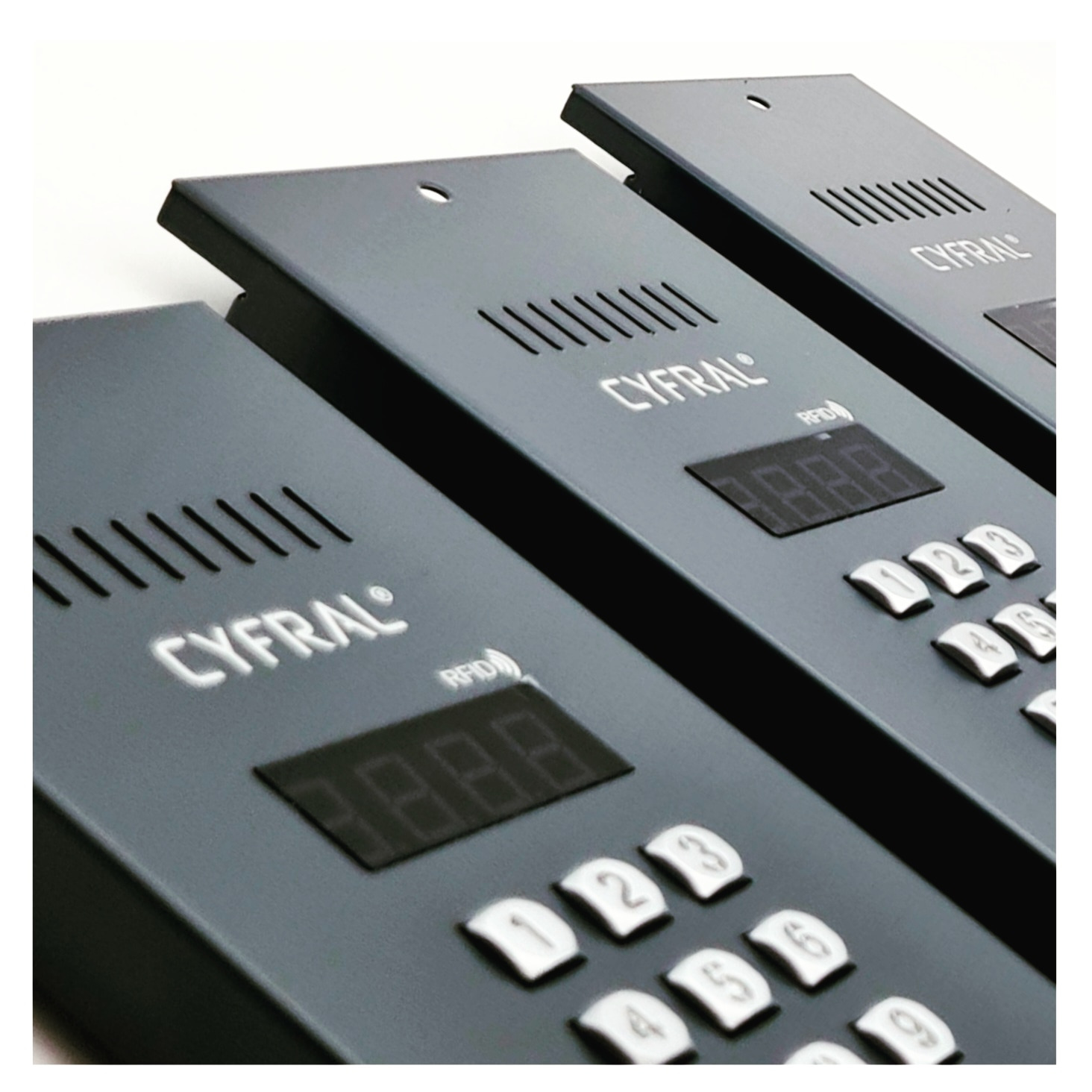 Trzy panele wejściowe z klawiaturą i wyświetlaczem, w kolorze antracytowym, ustawione pod kątem, ukazujące logo producenta CYFRAL i oznaczenie RFID.