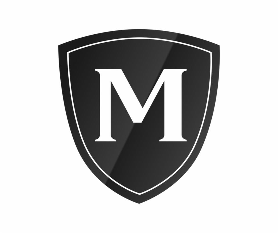 Czarna tarcza z białą literą M w środku, otoczona białą obwódką, logo firmy.