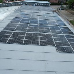 Panele fotowoltaiczne na dachu zabezpieczonym płynnymi membranami hydroizolacyjnymi