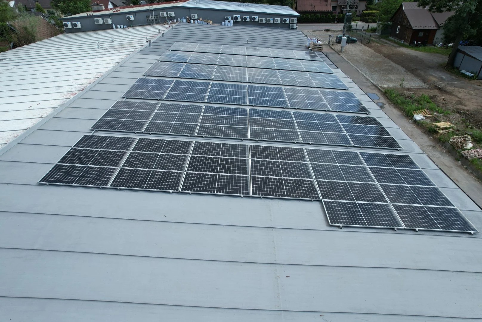 Panele fotowoltaiczne na dachu zabezpieczonym płynnymi membranami hydroizolacyjnymi