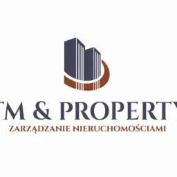 Logo firmy TM & PROPERTY z Warszawy, specjalizującej się w zarządzaniu nieruchomościami. Grafika przedstawia stylizowane budynki z brązowym łukiem u podstawy.