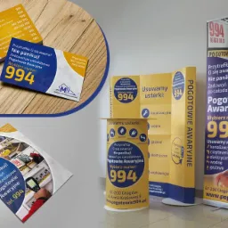 Zestaw materiałów reklamowych pogotowia awaryjnego: wizytówki, ulotka, ścianka reklamowa i roll-up, z logo firmy i numerem telefonu 994.