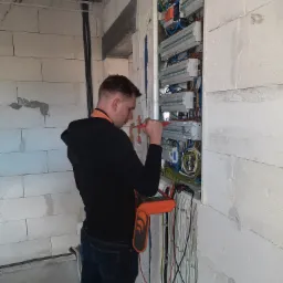 Pomiary rezystancji izolacji w trakcie realizacji usługi - instalacja elektryczna budynek mieszkalny.